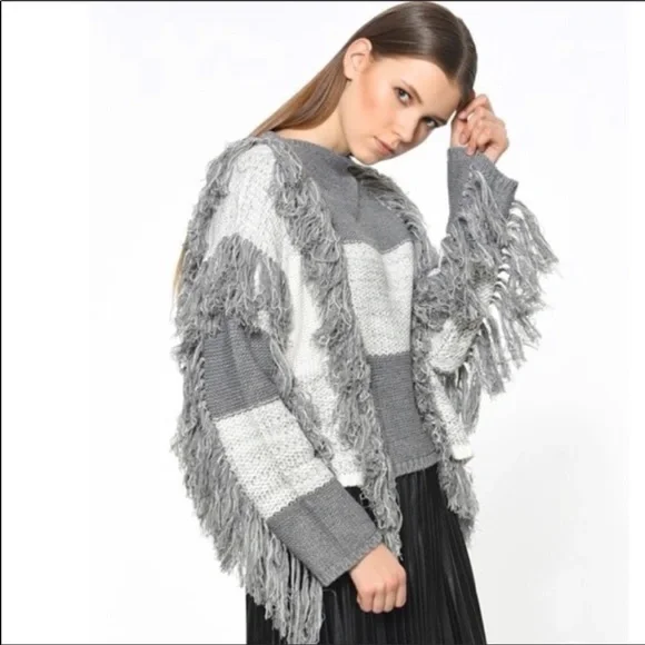 Moon River Colorblock Gray and White Fringe Sweater Size Small - Picture 12 of 14